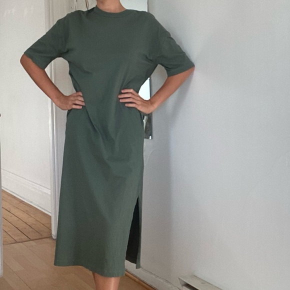 Kotn oversized t-shirt midi dress with side-slits in eucalyptus - Picture 3 of 4